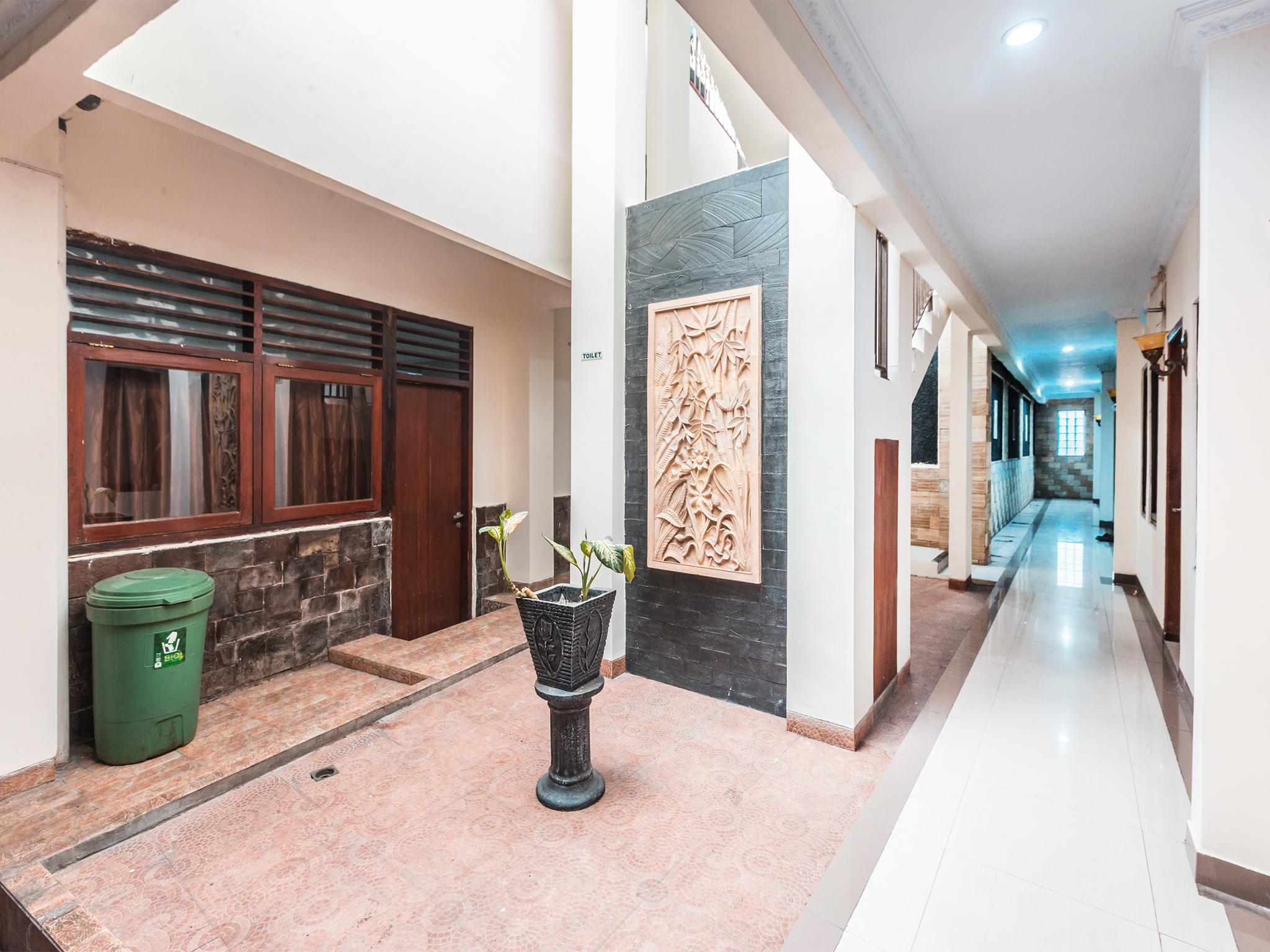 Oyo 1667 Wisma Lux Barkah Jakarta Exterior foto