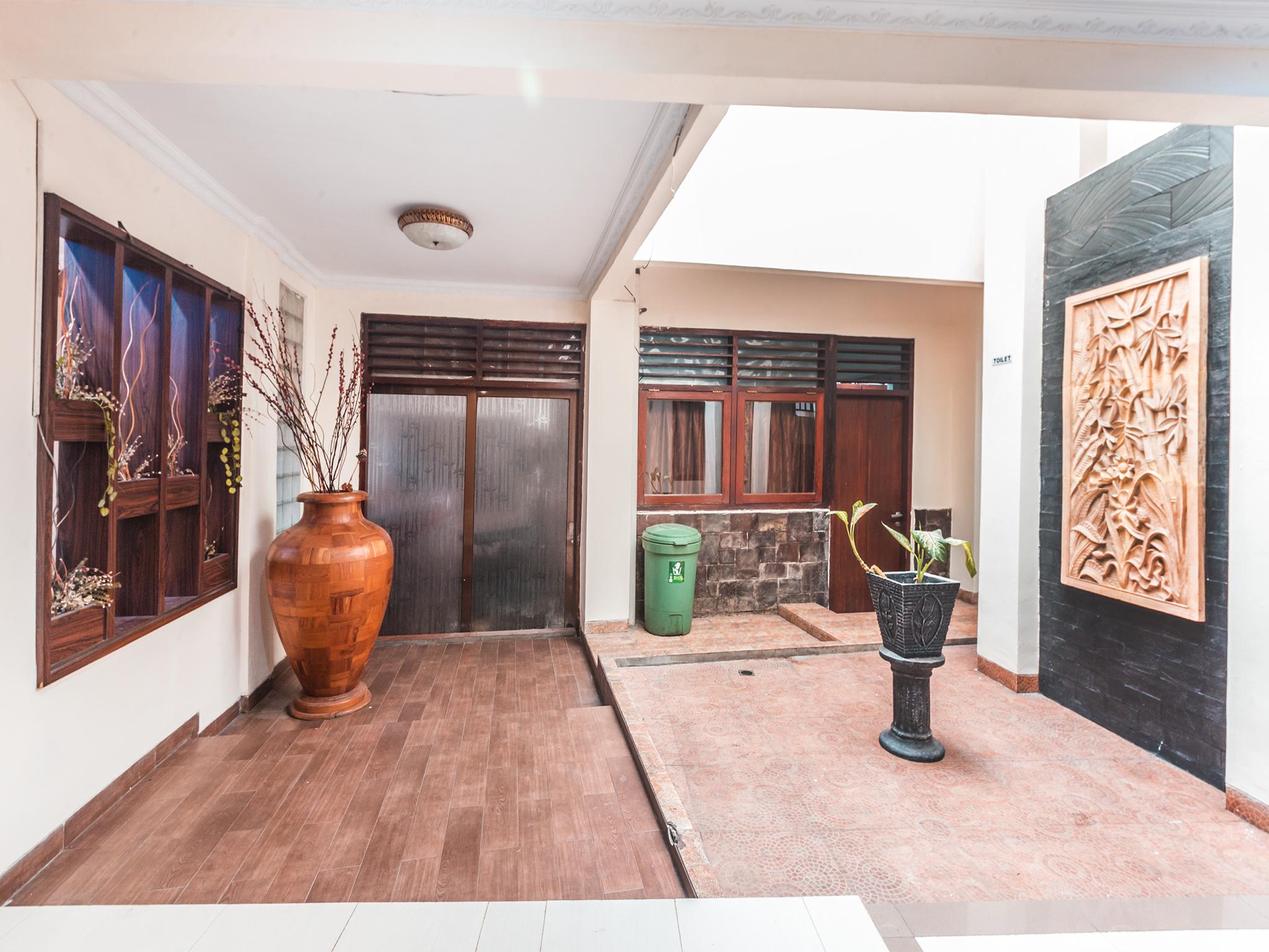 Oyo 1667 Wisma Lux Barkah Jakarta Exterior foto